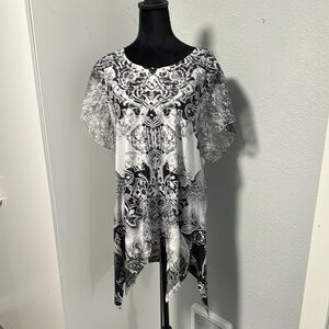 Black and White Graphic Flutter Sleeve Tunic